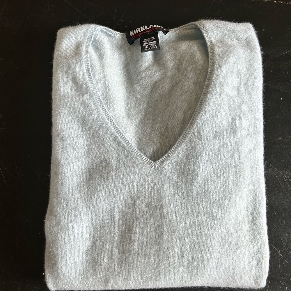 Beautiful Kirkland 100% Cashmere sweater in sky blue